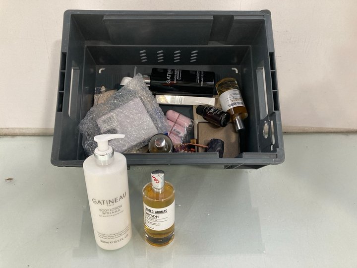 Lot 944  
            Marchington SR13 - Parcel Delivery Only 

                
QTY OF ASSORTED BEAUTY ITEMS TO INCLUDE GATINEAU 400ML BODY LOTION WITH A.H.A: LO...