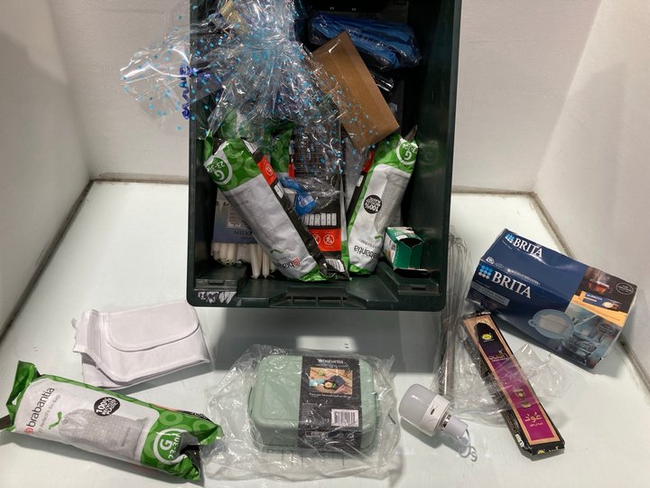 Lot 950  
            Marchington SR13 - Parcel Delivery Only 

                
QTY OF ASSORTED ITEMS TO INCLUDE BOX OF BAUMKERZEN TREE CANDLES: LOCATION - D6