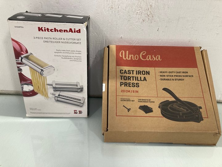 Lot 957  
            Marchington SR13 - Parcel Delivery Only 

                
KITCHEN AID 3-PIECE PASTA ROLLER & CUTTER SET TO INCLUDE UNO CASA CAST IRON TORTI...