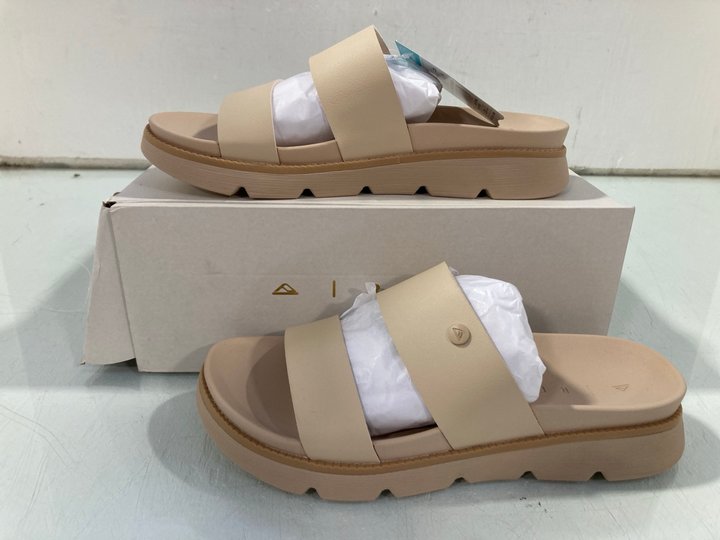 Lot 960  
            Marchington SR13 - Parcel Delivery Only 

                
REEF VISTA LUXE THEA LADIES SANDALS IN NATURAL-UK SIZE 5: LOCATION - D7