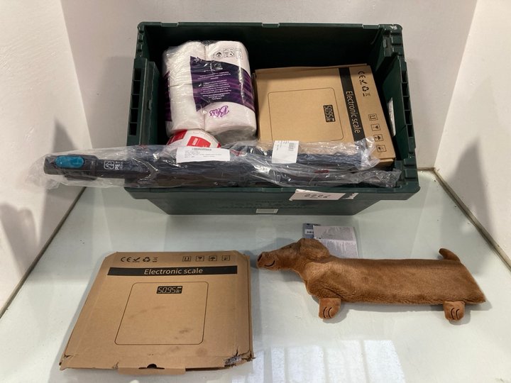 Lot 966  
            Marchington SR13 - Parcel Delivery Only 

                
QTY OF ASSORTED ITEMS TO INCLUDE SASSE & BELLE SAUSAGE DOG HOT WATER BOTTLE: LOCA...