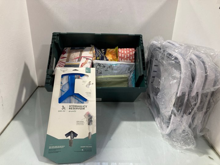 Lot 972  
            Marchington SR13 - Parcel Delivery Only 

                
QTY OF ASSORTED HOUSEHOLD ITEMS TO INCLUDE 100% BRUSHED COTTON SINGLE DUVET SET I...