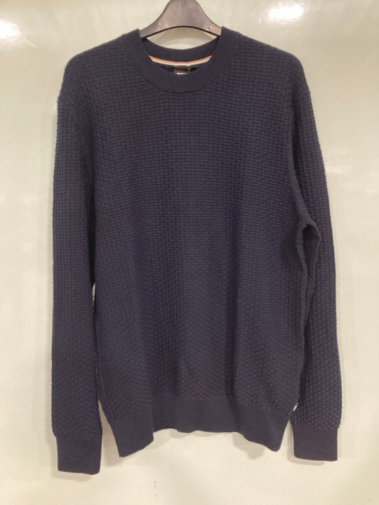 Lot 978  
            Marchington SR13 - Parcel Delivery Only 

                
BOSS MENS CREW NECK KNITTED SWEATER IN DARK BLUE - SIZE UK L - ORIGINAL RRP £169:...