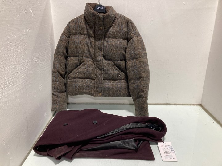 Lot 979  
            Marchington SR13 - Parcel Delivery Only 

                
PULL & BEAR WOMENS LONG LENGTH DOUBLE BREASTED COAT IN DEEP WINE - SIZE UK S TO I...