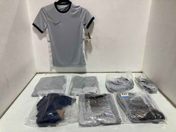 Lot 980  
            Marchington SR13 - Parcel Delivery Only 

                
7 X ASSORTED NIKE CHILDRENS CLOTHING - SIZE UK M TO INCLUDE S/S DRI FIT T SHIRT I...