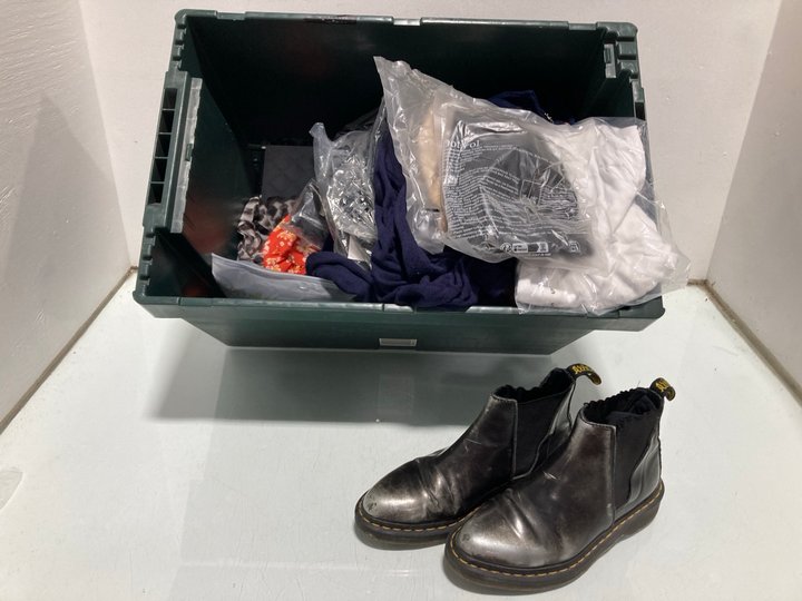 Lot 982  
            Marchington SR13 - Parcel Delivery Only 

                
QTY OF ASSORTED WOMENS CLOTHING IN VARIOUS SIZES TO INCLUDE M&S WOMAN L/S CREW NE...