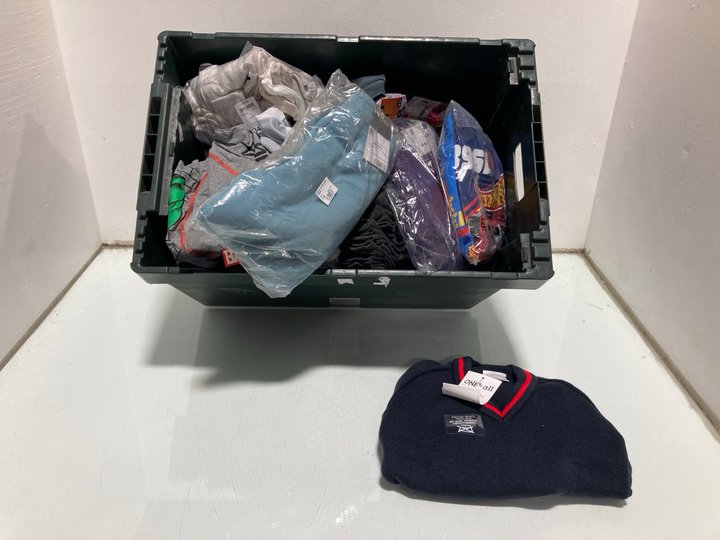 Lot 985  
            Marchington SR13 - Parcel Delivery Only 

                
QTY OF ASSORTED CHILDRENS CLOTHING IN VARIOUS SIZES TO INCLUDE CHARACTER .COM HOT...