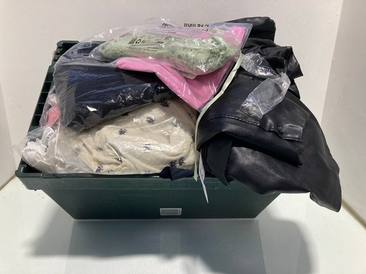 Lot 988  
            Marchington SR13 - Parcel Delivery Only 

                
QTY OF ASSORTED WOMENS CLOTHING IN VARIOUS SIZES TO INCLUDE ASQUITH GO TO VEST IN...