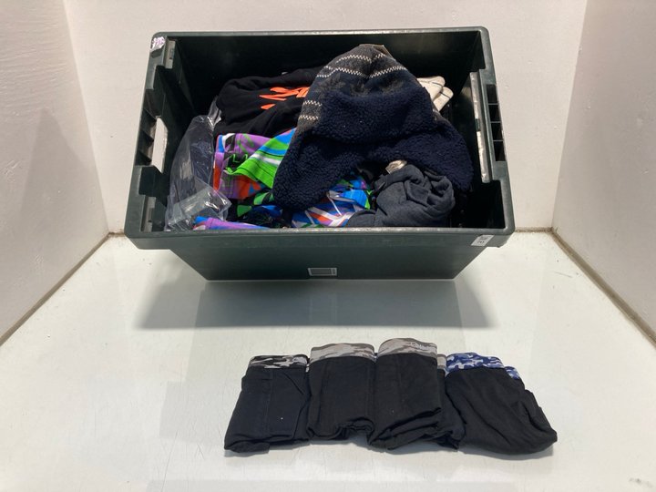 Lot 989  
            Marchington SR13 - Parcel Delivery Only 

                
QTY OF ASSORTED MENS CLOTHING IN VARIOUS SIZES TO INCLUDE HEAT HOLDERS S/S THERMA...