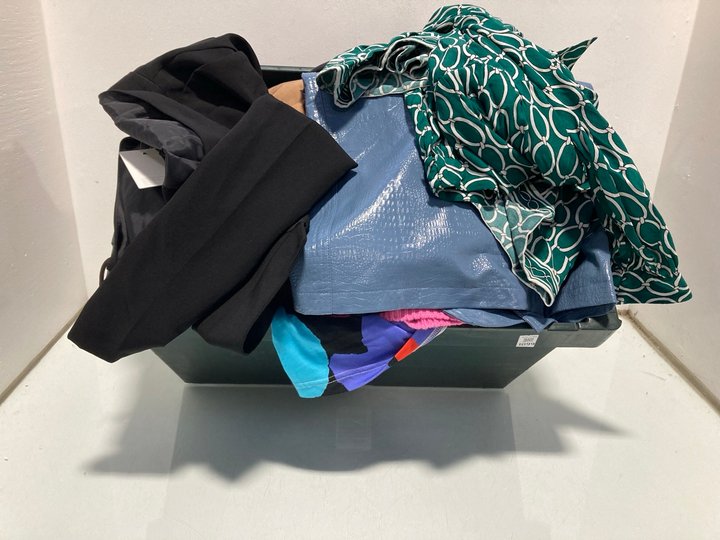 Lot 990  
            Marchington SR13 - Parcel Delivery Only 

                
QTY OF ASSORTED WOMENS CLOTHING IN VARIOUS SIZES TO INCLUDE VERO MODA SIMONE QUIL...