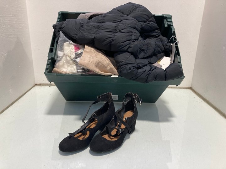 Lot 991  
            Marchington SR13 - Parcel Delivery Only 

                
QTY OF ASSORTED WOMENS CLOTHING IN VARIOUS SIZES TO INCLUDE BOOHOO FLORAL ASYMMET...