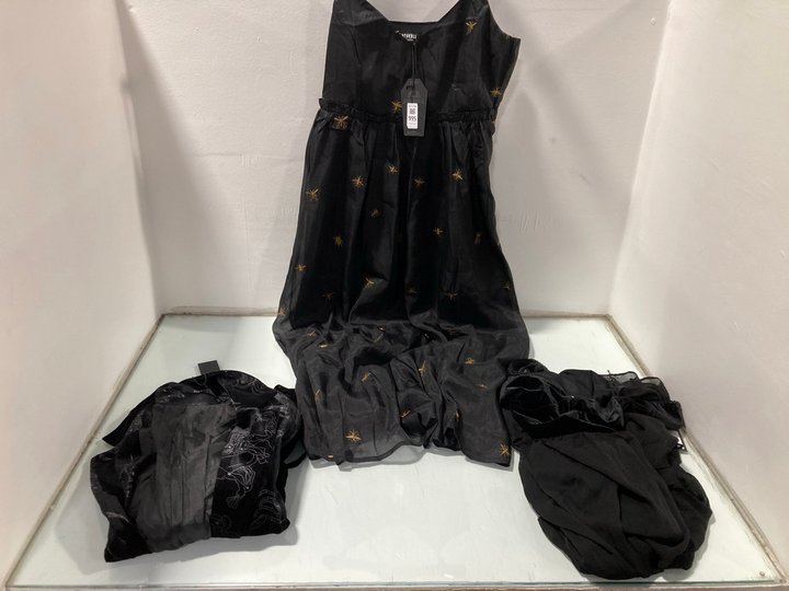 Lot 995  
            Marchington SR13 - Parcel Delivery Only 

                
3 X ASSORTED DISTURBIA WOMENS CLOTHING IN VARIOUS SIZES TO INCLUDE INSECTARIUM EM...