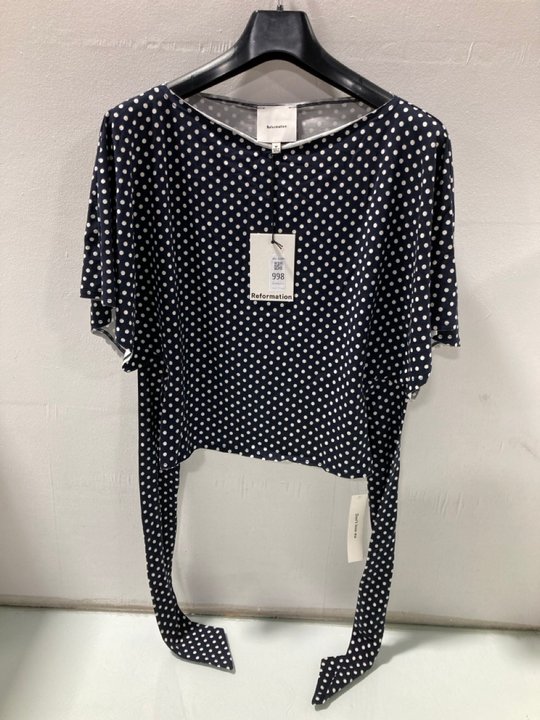Lot 998  
            Marchington SR13 - Parcel Delivery Only 

                
REFORMATION WOMENS AVETY KNIT TOP IN DREAM DOT - SIZE UK M: LOCATION - D9