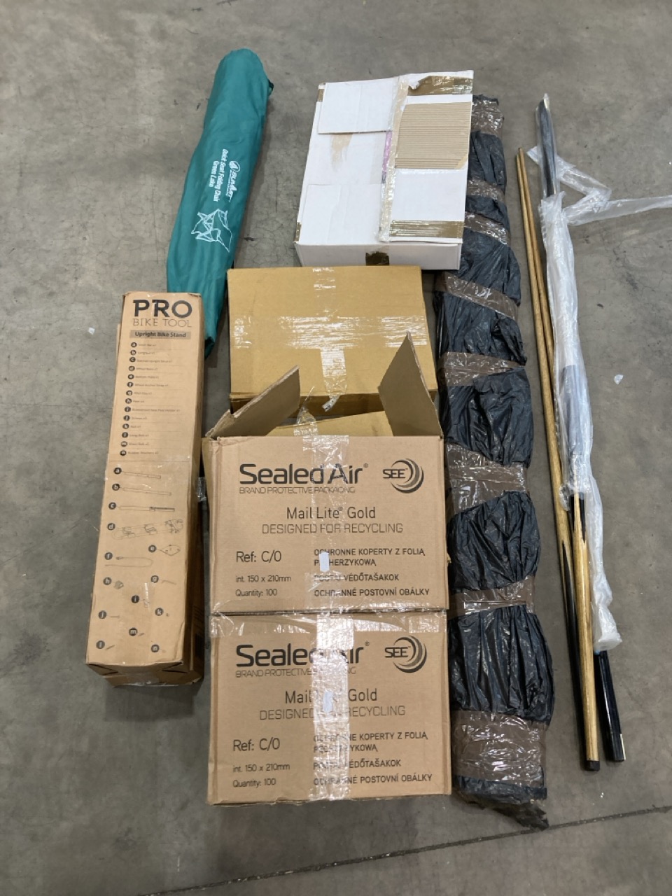 Lot 12  
            Edinburgh SR22 - Collection Only 

                
QUANTITY OF ITEMS TO INCLUDE SUMMIT QUICK FOLDING CHAIR (CAGE AND CRATES NOT INCL...