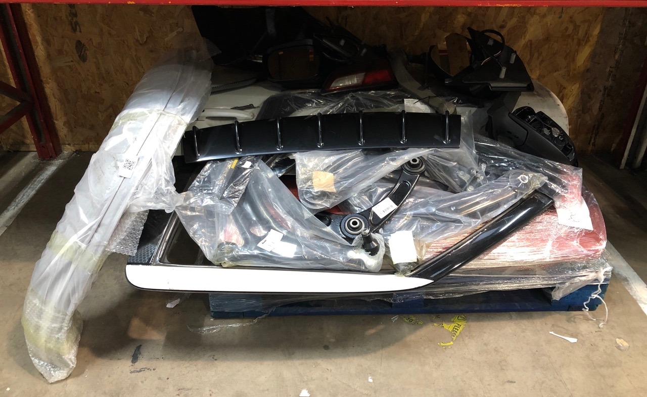 Lot 15  
            Edinburgh SR22 - Collection Only 

                
PALLET OF VEHICLES ACCESSORIES TO INCLUDE A WING MIRROR FOR MAZDA CX5 CX-5 2013, ...