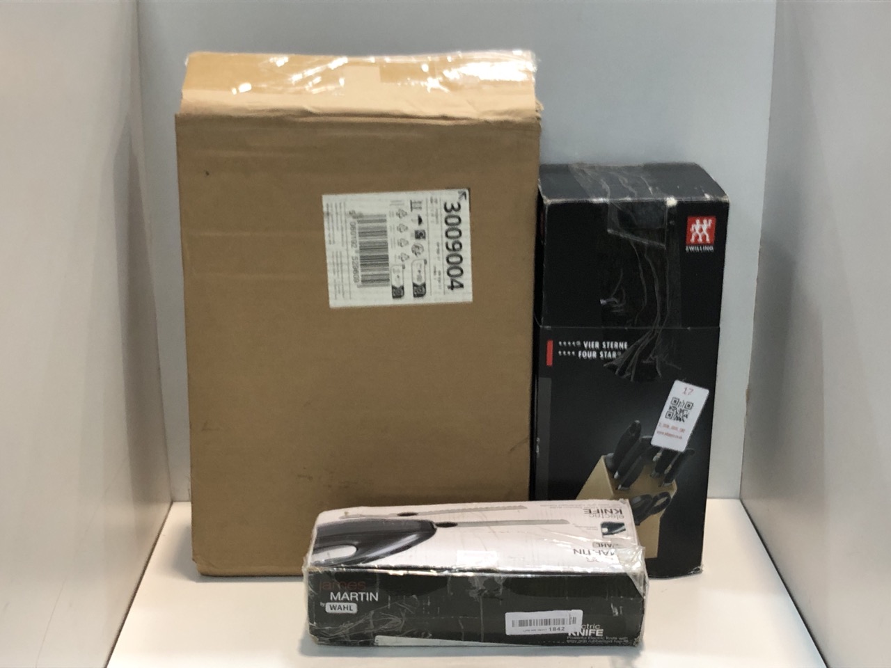 Lot 17  
            Edinburgh SR22 - Collection Only 

                
QUANTITY OF KITCHEN ITEMS TO INCLUDE ZWILLING BLOCK., WOODEN BLOCK  (18+ REQUIRED...