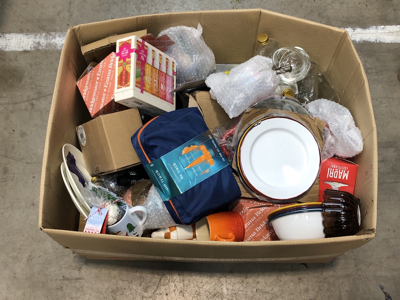 Lot 29  
            Edinburgh SR22 - Collection Only 

                
QUANTITY OF ITEMS TO INCLUDE THE INDULGENT BATHING CO. ON TRACK ON THE GO SAGE & ...