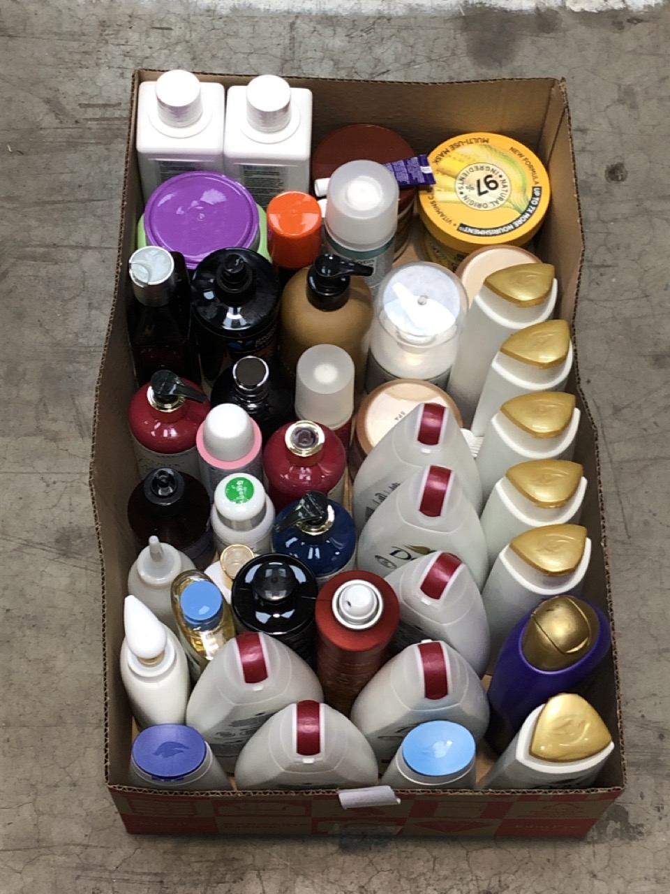 Lot 35  
            Edinburgh SR22 - Collection Only 

                
QUANTITY OF HEALTH & BEAUTY ITEMS TO INCLUDE DOVE LIQUID SHEA BUTTER HAND WASH, V...