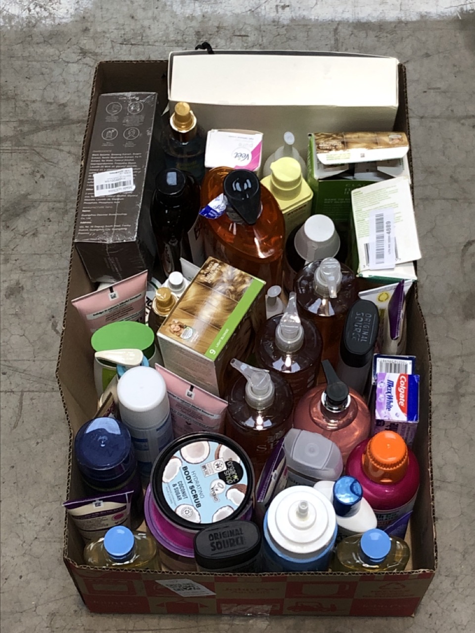 Lot 37  
            Edinburgh SR22 - Collection Only 

                
QUANTITY OF HEALTH & BEAUTY ITEMS TO INCLUDE BULLDOG SKINCARE LEMON & BERGAMOT SH...