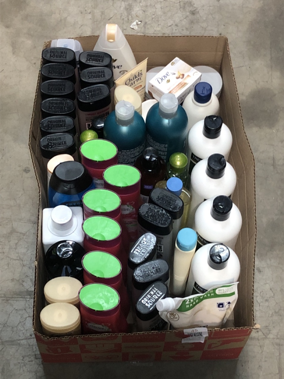 Lot 45  
            Edinburgh SR22 - Collection Only 

                
QUANTITY OF HEALTH & BEAUTY ITEMS TO INCLUDE DOVE PAMPERING HAND SOAP BAR - COLLE...