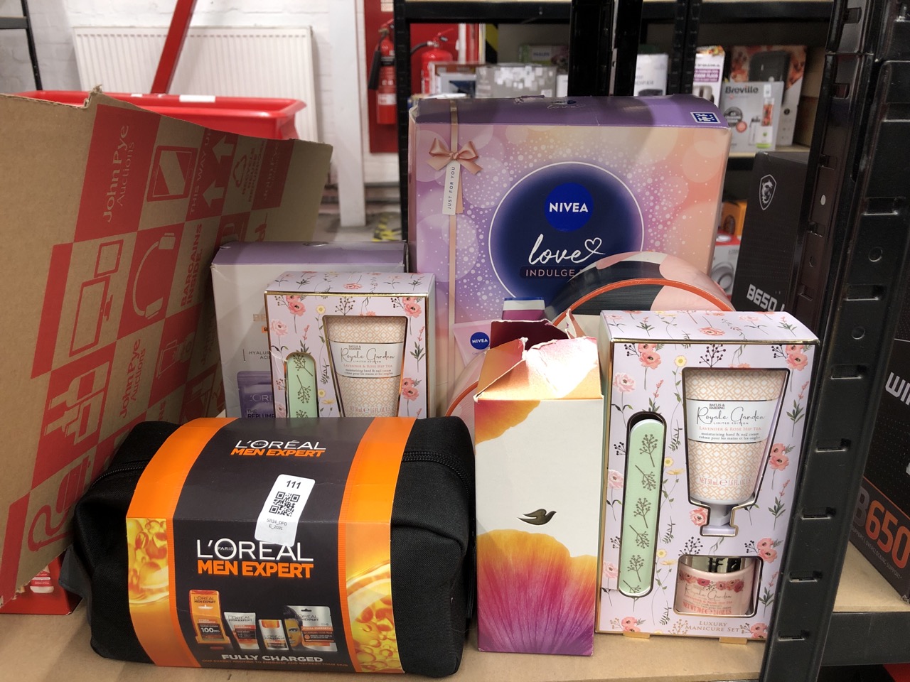 Lot 111  
            Edinburgh SR34 - Delivery Only 

                
QUANTITY OF HEALTH & BEAUTY ITEMS TO INCLUDE BAYLIS & HARDING ROYALE GARDEN LAVEN...