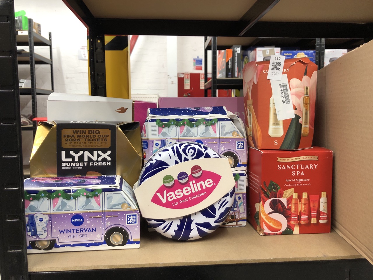 Lot 112  
            Edinburgh SR34 - Delivery Only 

                
QUANTITY OF HEALTH & BEAUTY ITEMS TO INCLUDE SANCTUARY SPA ME TIME MINIS 200 ML, ...