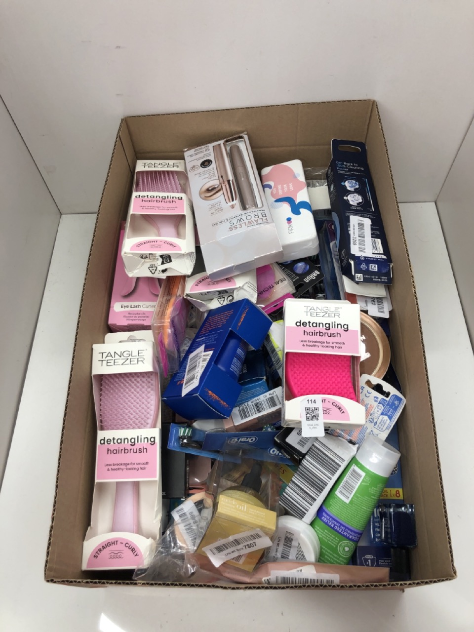 Lot 114  
            Edinburgh SR34 - Delivery Only 

                
QUANTITY OF HEALTH & BEAUTY ITEMS TO INCLUDE TANGLE TEEZER ORIGINAL PINK FIZZ: LO...