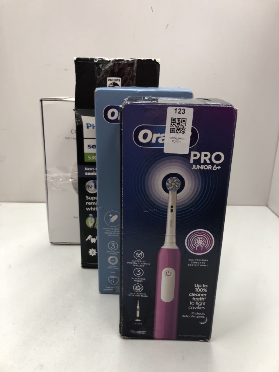 Lot 123  
            Edinburgh SR34 - Delivery Only 

                
QUANTITY OF HEALTH & BEAUTY ITEMS TO INCLUDE ORAL-B PRO JUNIOR ELECTRIC TOOTHBRUS...