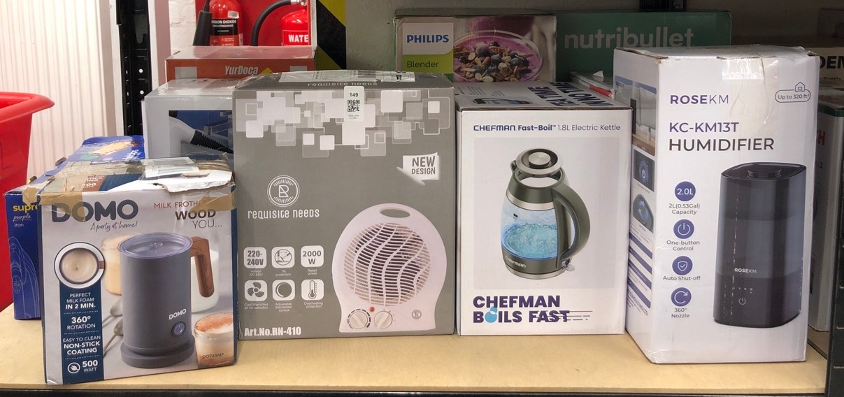 Lot 149  
            Edinburgh SR34 - Delivery Only 

                
QUANTITY OF KITCHEN & APPLIANCES ITEMS TO INCLUDE RUSSELL HOBBS SUPREME STEAM IRO...