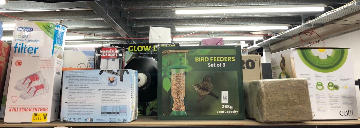 Lot 152  
            Edinburgh SR34 - Delivery Only 

                
QUANTITY OF PET PRODUCTS ITEMS TO INCLUDE TETRA APS 300 SILENT AQUARIUM AIR PUMP ...