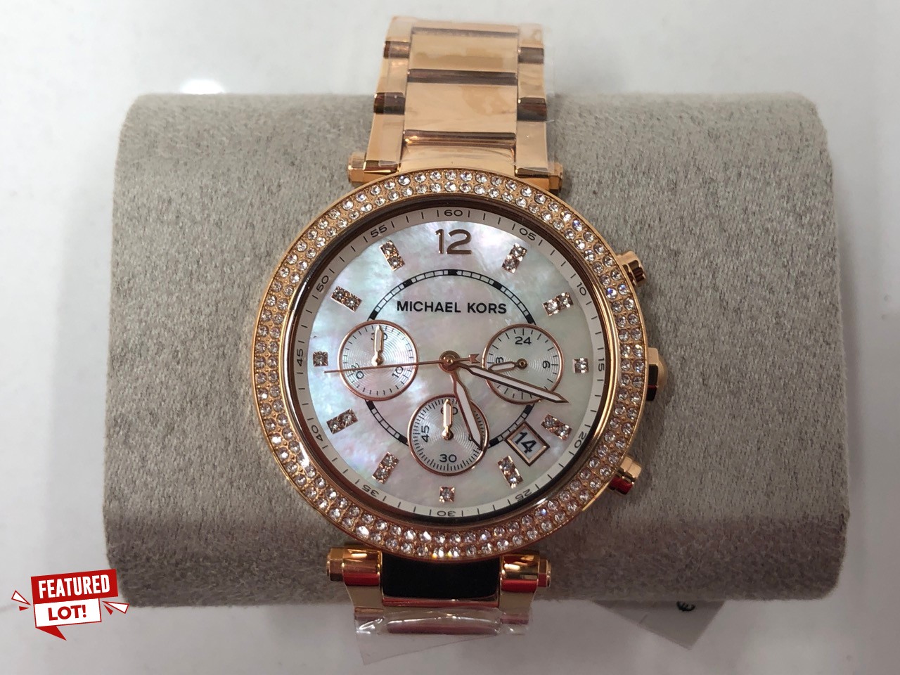 Lot 15  
            Edinburgh SR34 - Delivery Only 

                
MICHAEL KORS LADIES 39.00MM QUARTZ WATCH WITH WHITE MOTHER OF PEARL ANALOGUE DIAL...