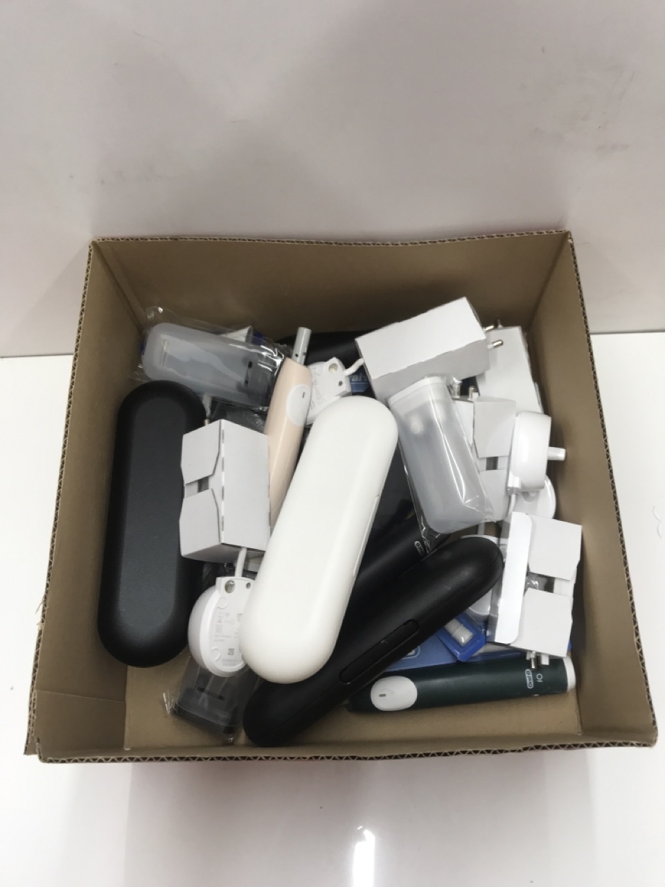 Lot 162  
            Edinburgh SR34 - Delivery Only 

                
QUANTITY OF HEALTH & BEAUTY ITEMS TO INCLUDE ORAL-B IO ELECTRIC TOOTHBRUSH : LOCA...