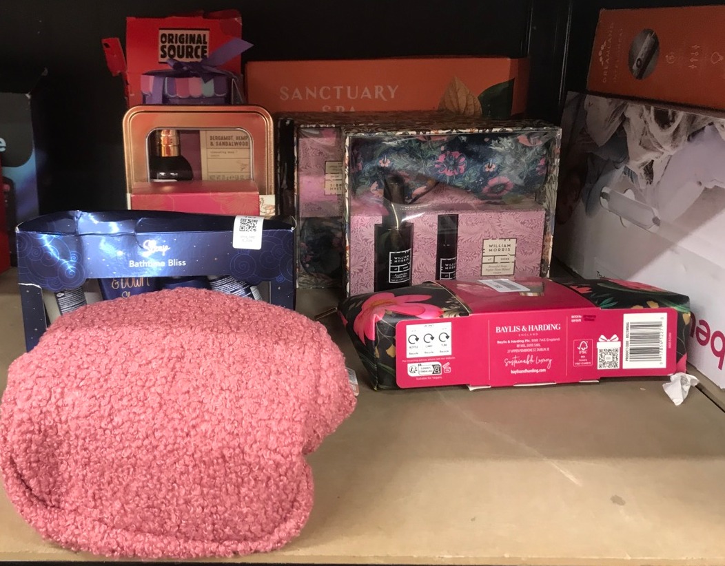 Lot 163  
            Edinburgh SR34 - Delivery Only 

                
QUANTITY OF HEALTH & BEAUTY ITEMS TO INCLUDE FEATHER & DOWN BATHTIME BLISS GIFT S...