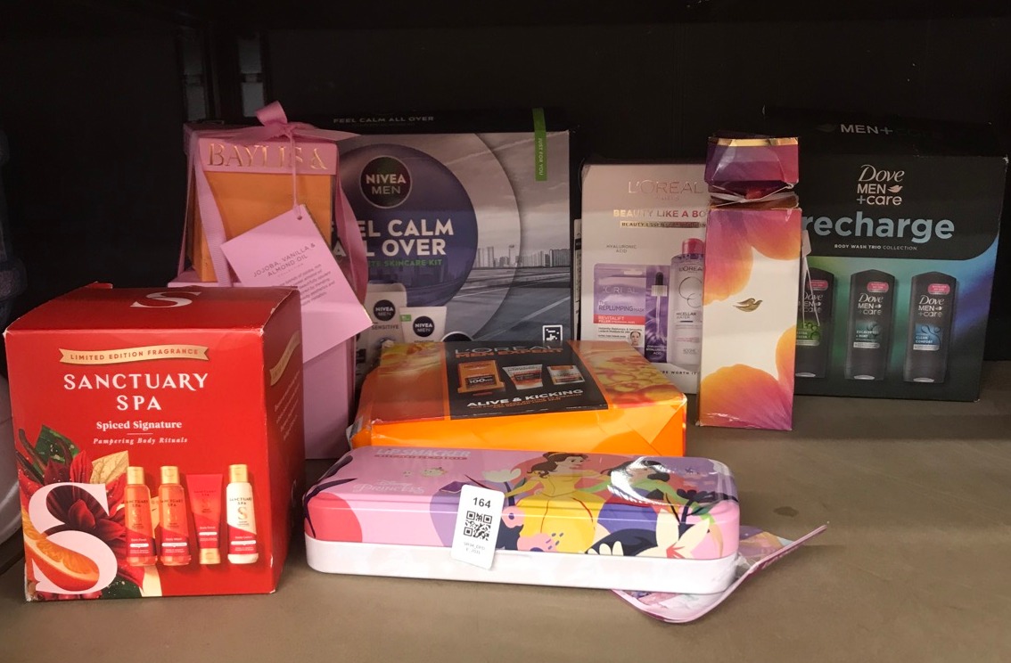 Lot 164  
            Edinburgh SR34 - Delivery Only 

                
QUANTITY OF HEALTH & BEAUTY ITEMS TO INCLUDE LIP SMACKER DISNEY PRINCESS ARTISAN ...
