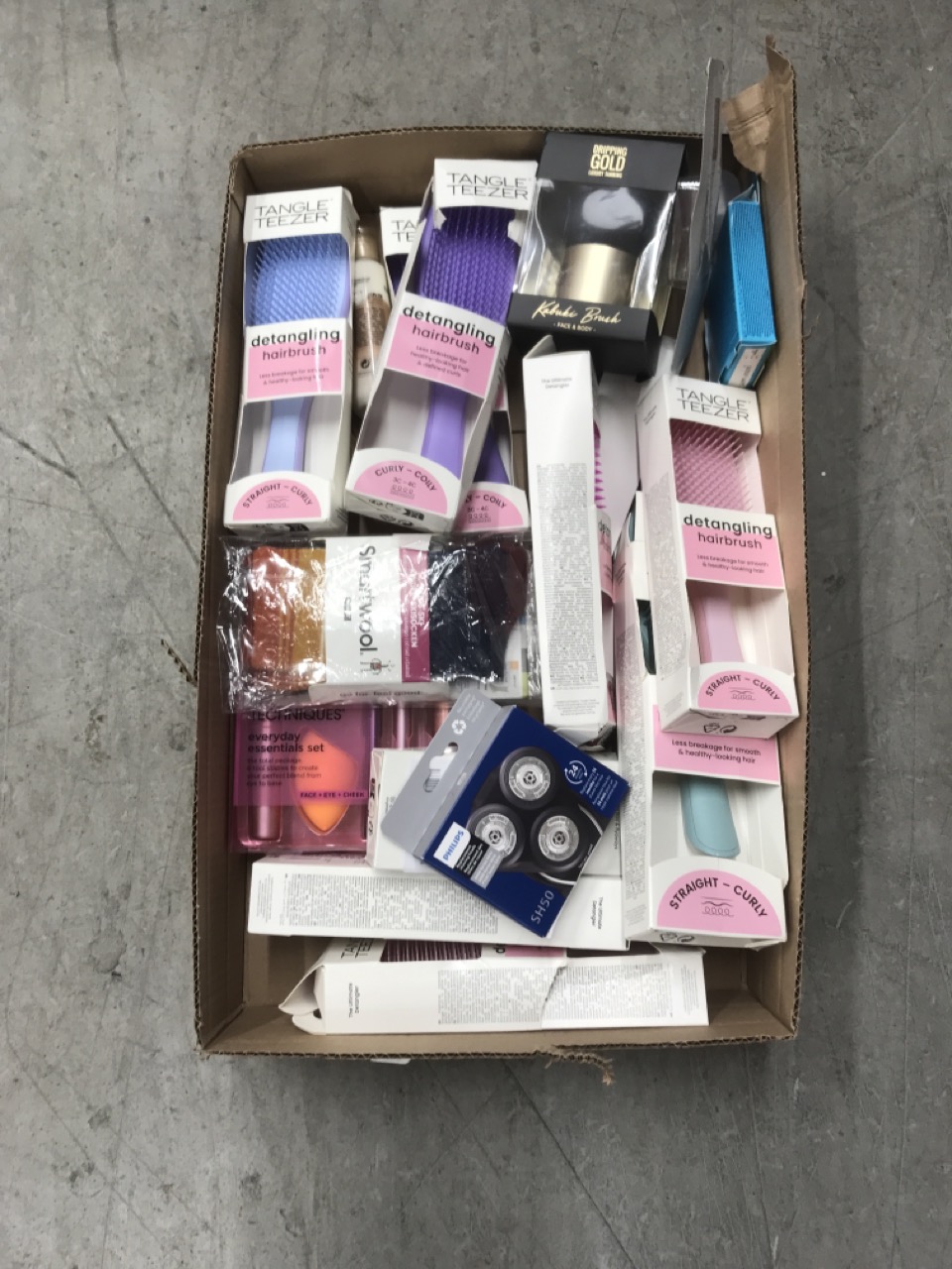 Lot 167  
            Edinburgh SR34 - Delivery Only 

                
QUANTITY OF HEALTH & BEAUTY ITEMS TO INCLUDE TANGLE TEEZER NATURALLY CURLY ULTIMA...