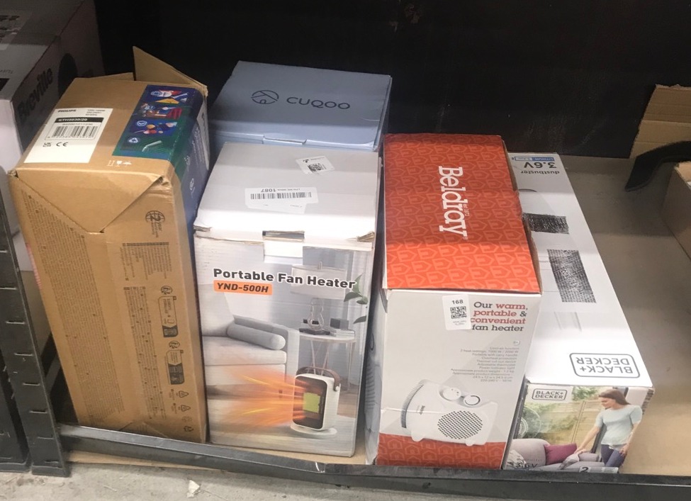 Lot 168  
            Edinburgh SR34 - Delivery Only 

                
QUANTITY OF KITCHEN & APPLIANCES ITEMS TO INCLUDE PHILIPS 5000 SERIES HANDHELD ST...