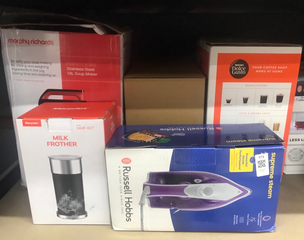 Lot 173  
            Edinburgh SR34 - Delivery Only 

                
QUANTITY OF KITCHEN & APPLIANCES ITEMS TO INCLUDE RUSSELL HOBBS SUPREME STEAM IRO...