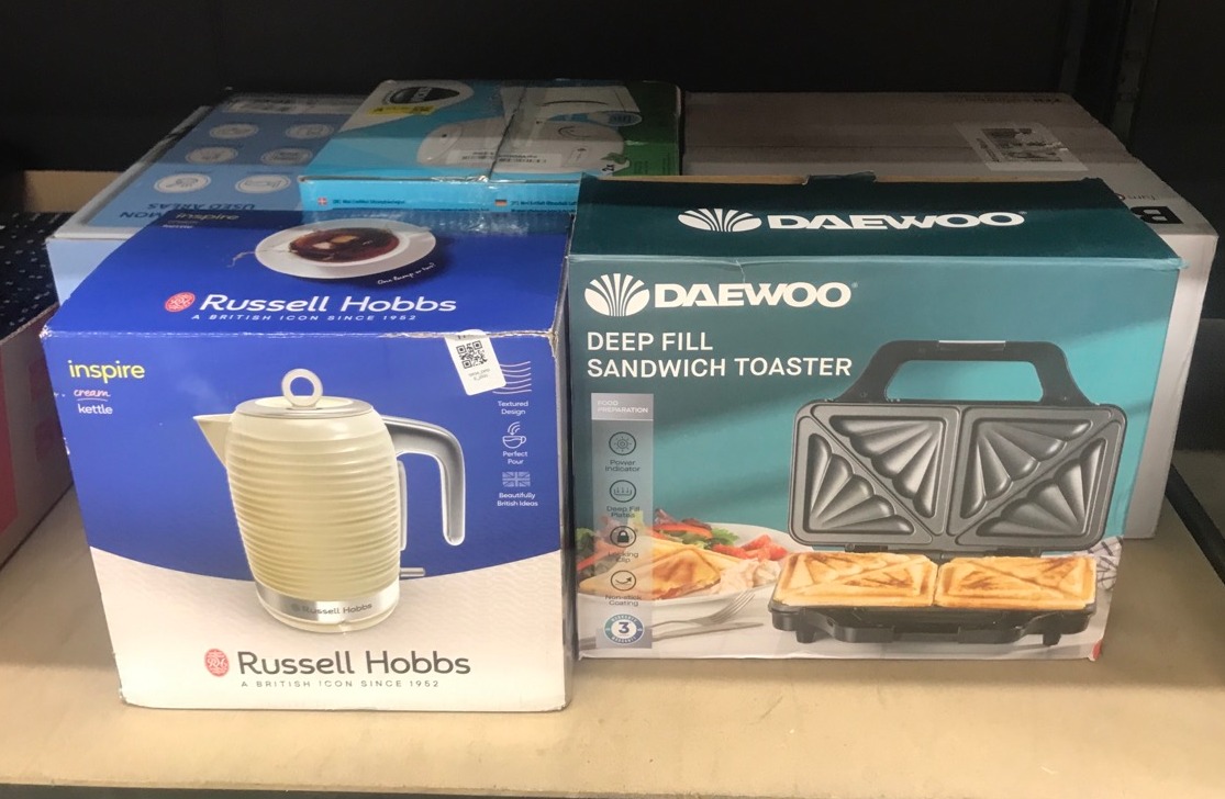 Lot 174  
            Edinburgh SR34 - Delivery Only 

                
QUANTITY OF KITCHEN & APPLIANCES ITEMS TO INCLUDE RUSSELL HOBBS INSPIRE ELECTRIC ...