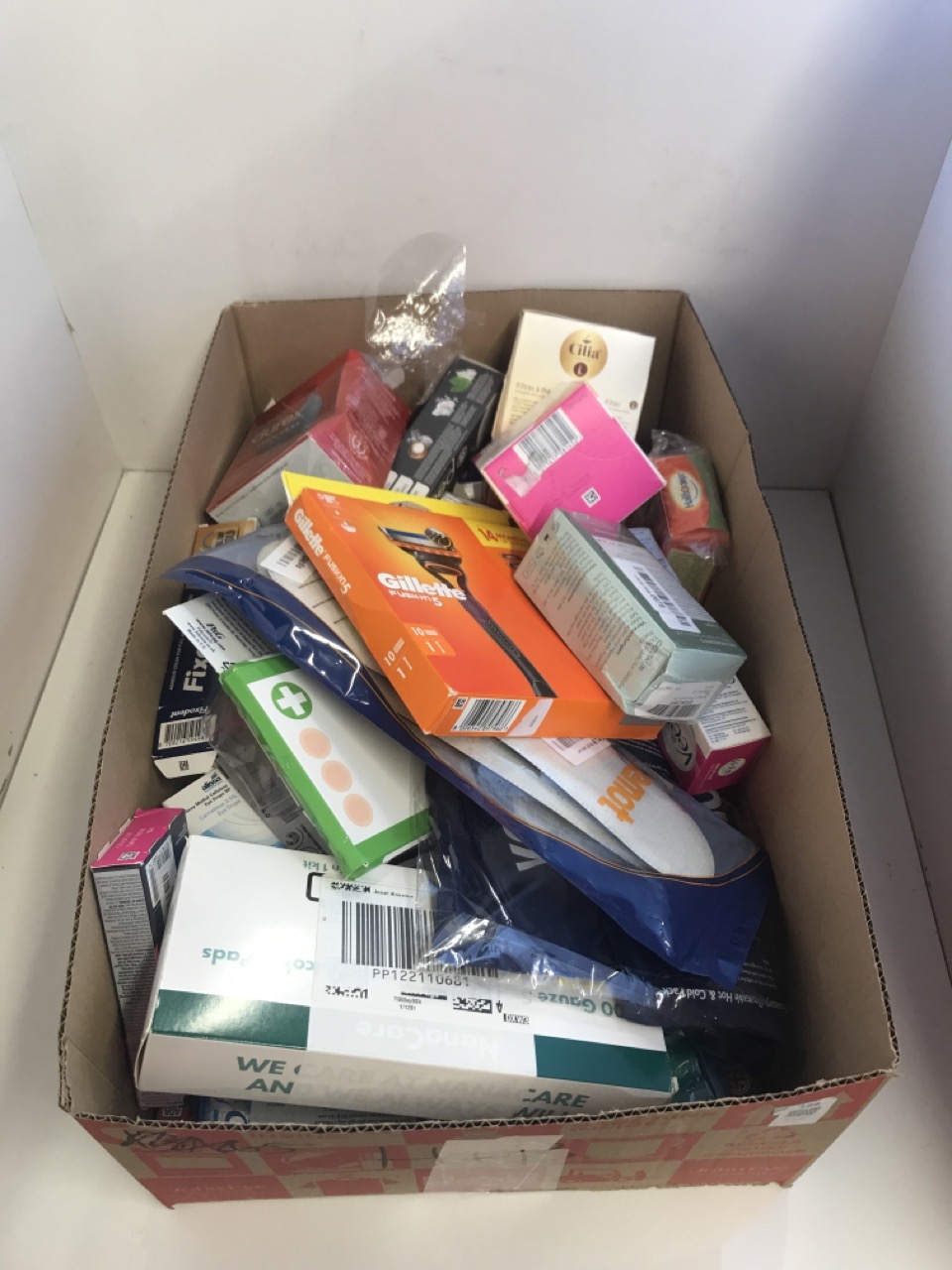 Lot 186  
            Edinburgh SR34 - Delivery Only 

                
QUANTITY OF HEALTH & BEAUTY ITEMS TO INCLUDE VEET ARGAN OIL HOT WAX:: LOCATION - ...