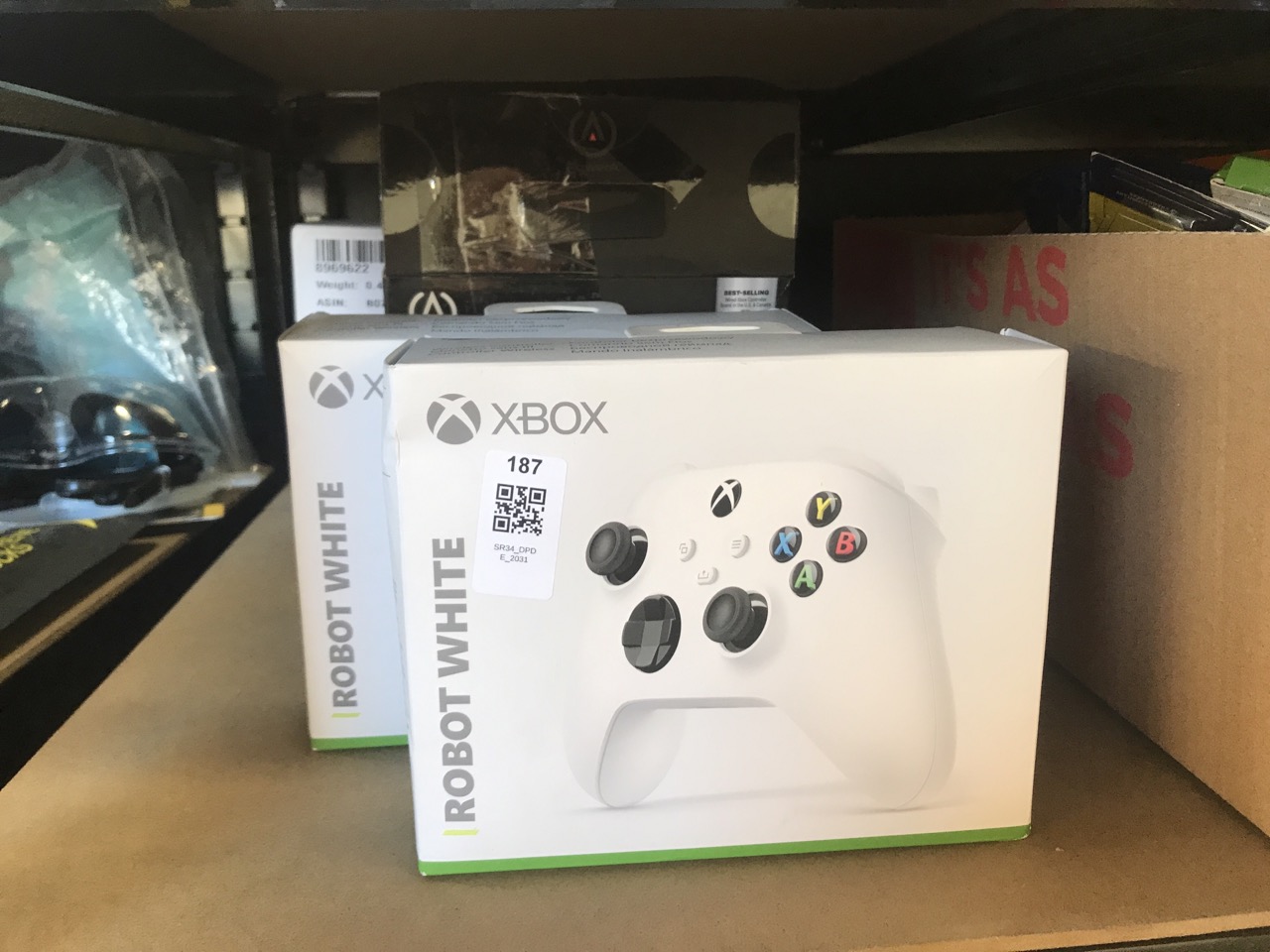 Lot 187  
            Edinburgh SR34 - Delivery Only 

                
QUANTITY OF TECH & GAMING ITEMS TO INCLUDE XBOX WIRELESS CONTROLLER  ROBOT WHITE ...