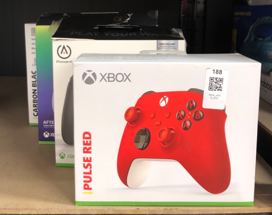 Lot 188  
            Edinburgh SR34 - Delivery Only 

                
QUANTITY OF TECH & GAMING ITEMS TO INCLUDE POWERA WIRED CONTROLLER FOR XBOX SERIE...