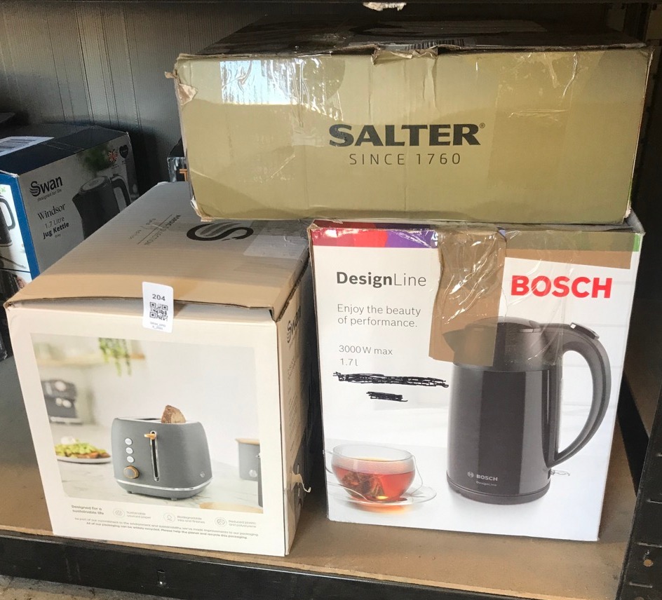 Lot 204  
            Edinburgh SR34 - Delivery Only 

                
QUANTITY OF KITCHEN & APPLIANCES ITEMS TO INCLUDE SWAN FJORD 2 SLICE TOASTER WITH...