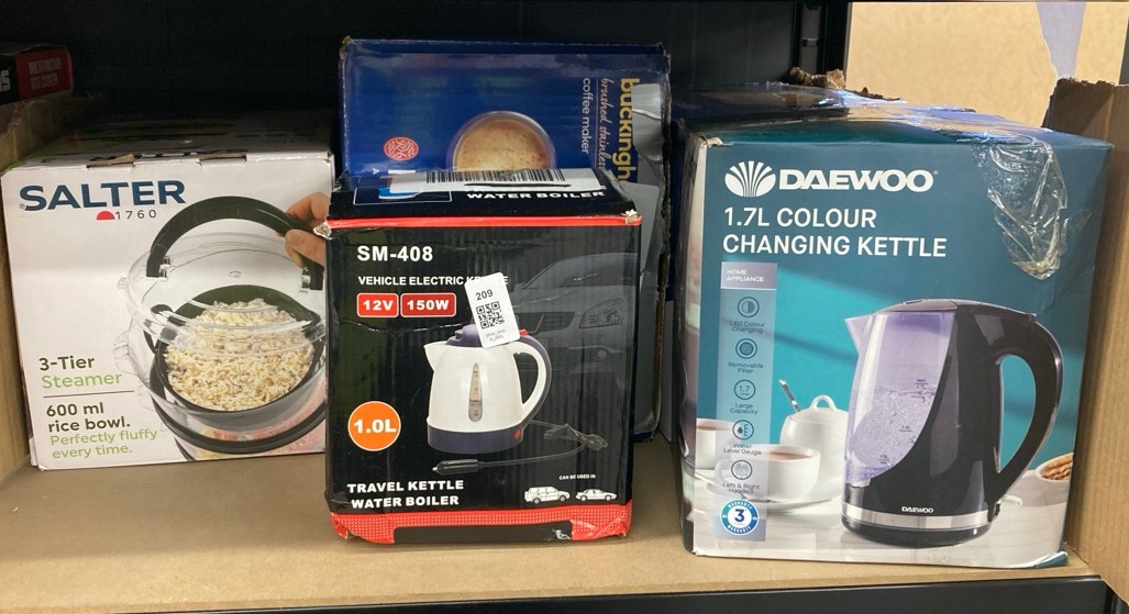 Lot 209  
            Edinburgh SR34 - Delivery Only 

                
QUANTITY OF  ITEMS TO INCLUDE DAEWOO 1.7L CORDLESS KETTLE WITH STAINLESS STEEL LI...