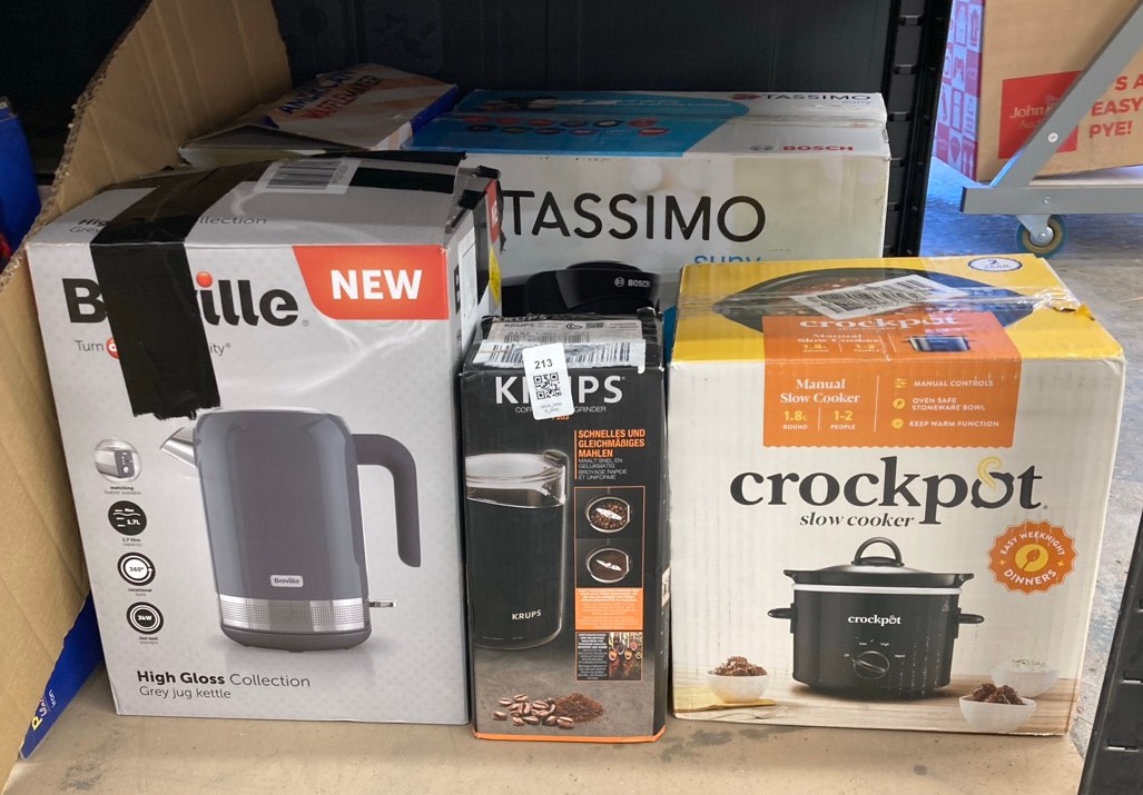 Lot 213  
            Edinburgh SR34 - Delivery Only 

                
QUANTITY OF ITEMS TO INCLUDE BREVILLE HIGH GLOSS ELECTRIC KETTLE | 1.7L | 3KW FAS...