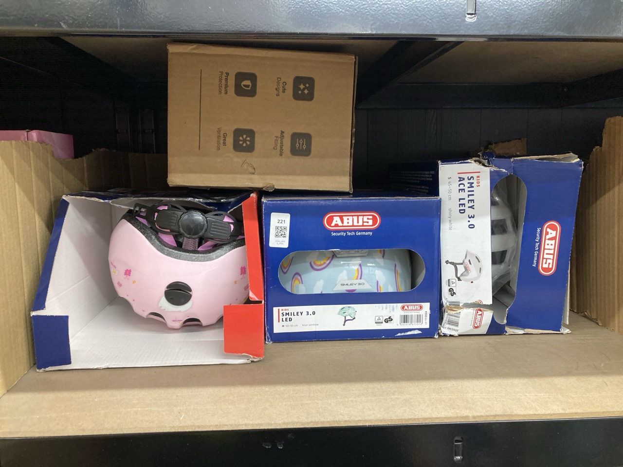 Lot 221  
            Edinburgh SR34 - Delivery Only 

                
QUANTITY OF  ITEMS TO INCLUDE ABUS SMILEY CHILDREN'S HELMET 3.0 LED - BICYCLE HEL...