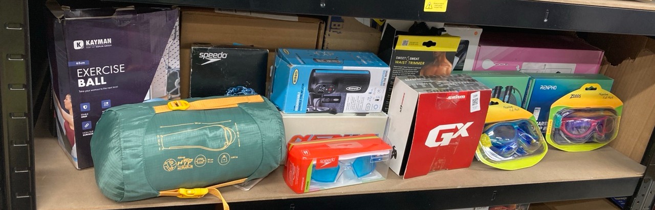 Lot 229  
            Edinburgh SR34 - Delivery Only 

                
QUANTITY OF  ITEMS TO INCLUDE ZOGGS PHANTOM KIDS MASK BLUE TURQUOISE CLEAR: LOCAT...