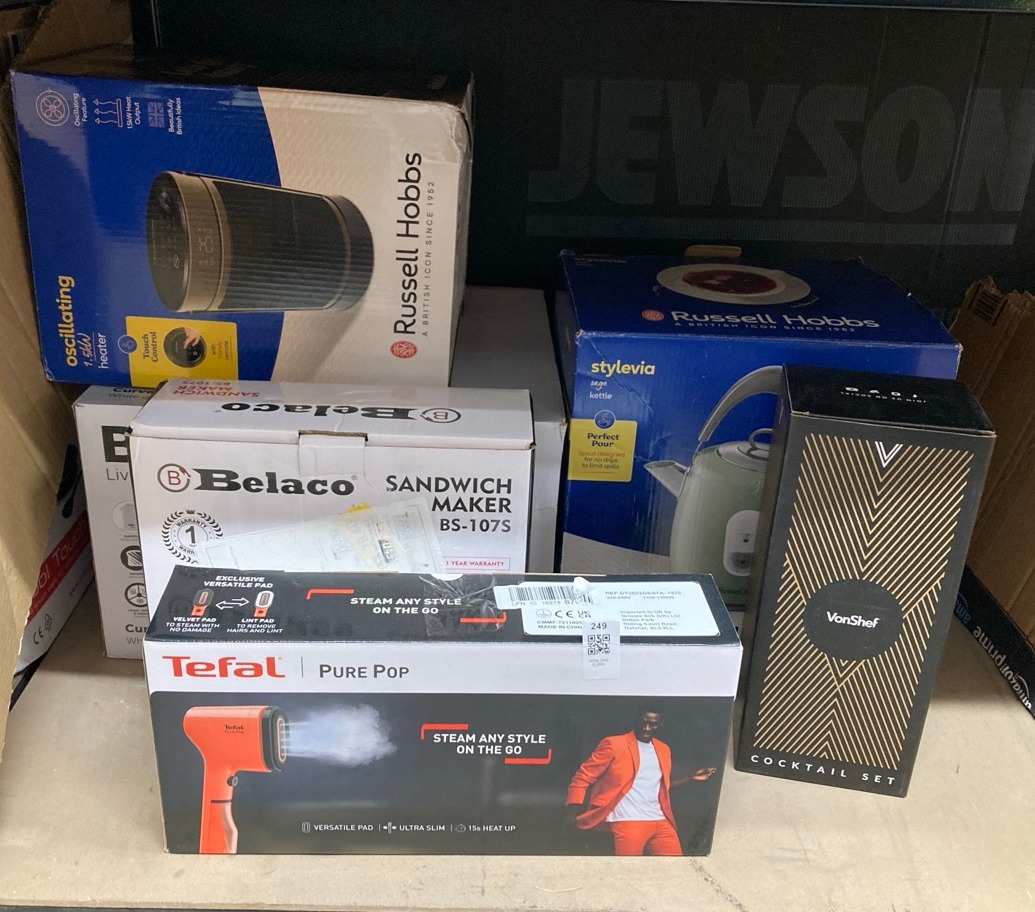 Lot 249  
            Edinburgh SR34 - Delivery Only 

                
QUANTITY OF KITCHEN & APPLIANCES ITEMS TO INCLUDE VONSHEF COCKTAIL SHAKER SET, BL...