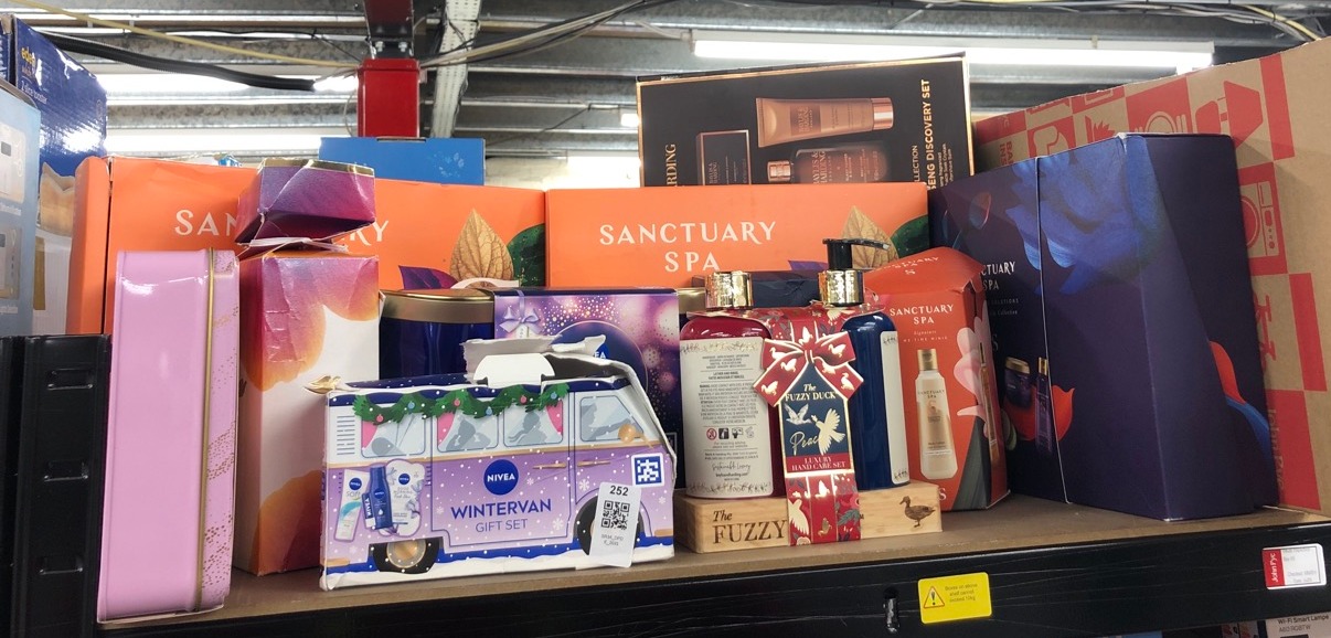 Lot 252  
            Edinburgh SR34 - Delivery Only 

                
QUANTITY OF  ITEMS TO INCLUDE NIVEA WINTERVAN GIFT SET (4 PRODUCTS) – WOMEN'S GIF...