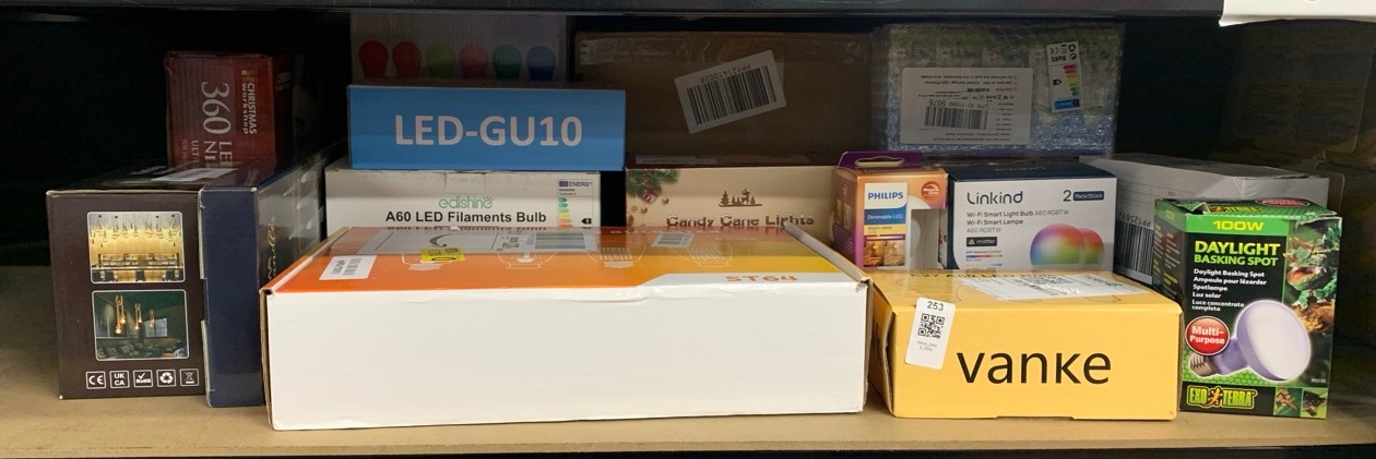 Lot 253  
            Edinburgh SR34 - Delivery Only 

                
QUANTITY OF  ITEMS TO INCLUDE EXO TERRA DAYLIGHT BASKING SPOT BULB, 100 W,VIOLET:...