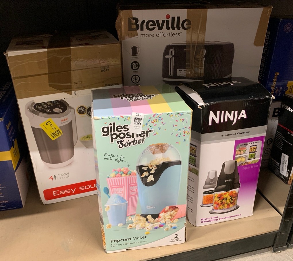 Lot 259  
            Edinburgh SR34 - Delivery Only 

                
QUANTITY OF  ITEMS TO INCLUDE GILES & POSNER EK0493GSBL ELECTRIC POPCORN MAKER – ...